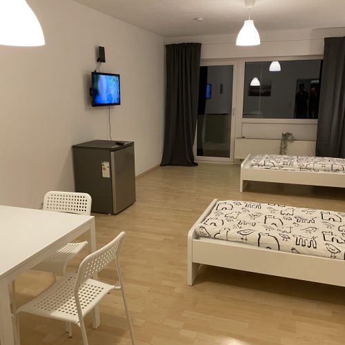 Geräumiges und voll ausgestattetes Monteurzimmer mit zwei Einzelbetten in einer room2stay Monteurwohnung