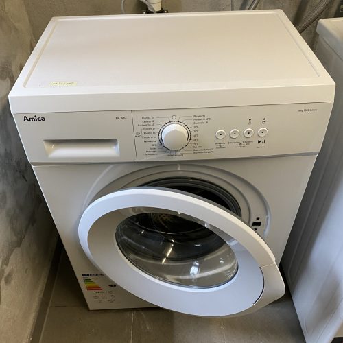 Eine Waschmaschine in einer room2stay Monteurwohnung