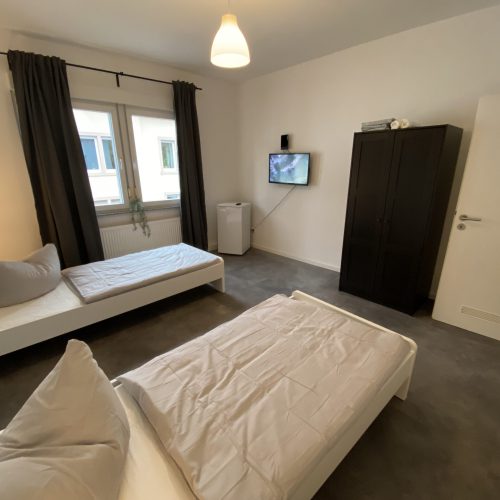 Geräumiges und voll ausgestattetes Monteurzimmer mit zwei Einzelbetten in einer room2stay Monteurwohnung