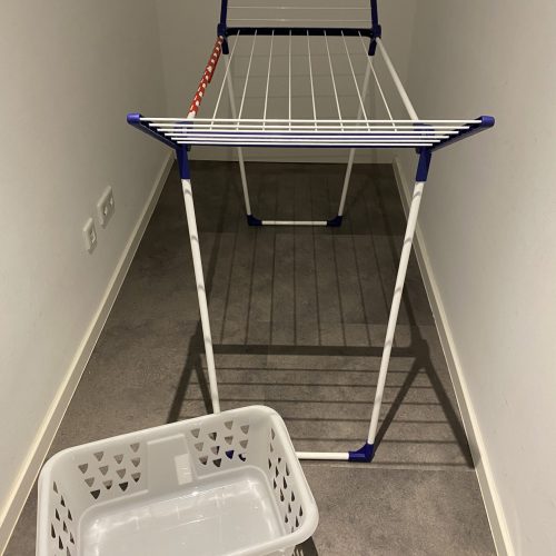 Wäscheständer und Waschmaschinen stehen in allen room2stay Monteurwohnungen bereit